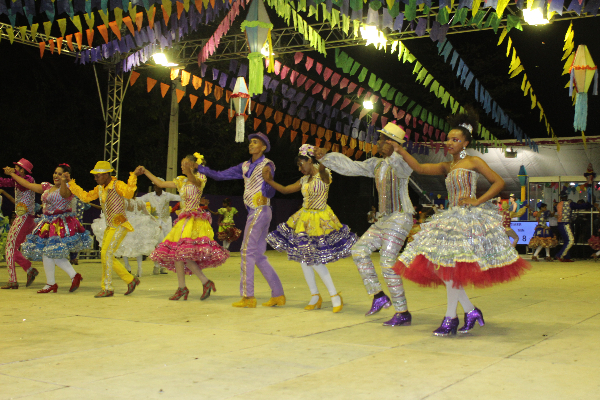 Quatro grupos abriram o concurso de quadrilhas do Cidade Junina