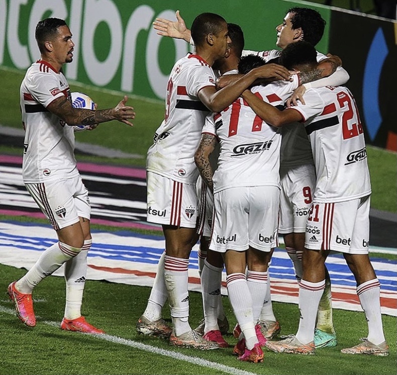 4 de Julho assusta no começo, mas sofre goleada e está eliminado