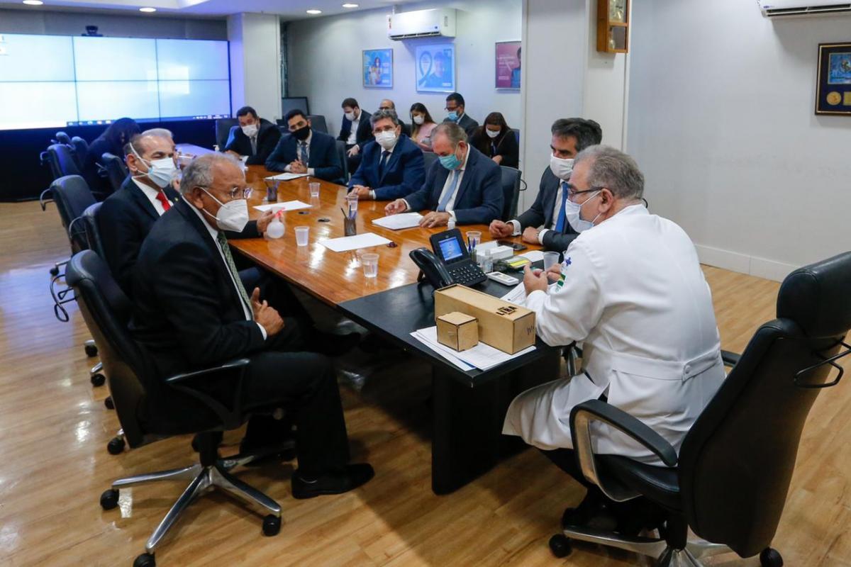 Em reunião com ministro, Dr. Pessoa pede aumento do repasse federal