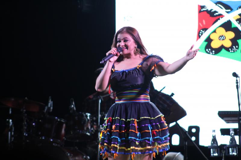 Katia Cilene relembra grandes sucessos no Cidade Junina