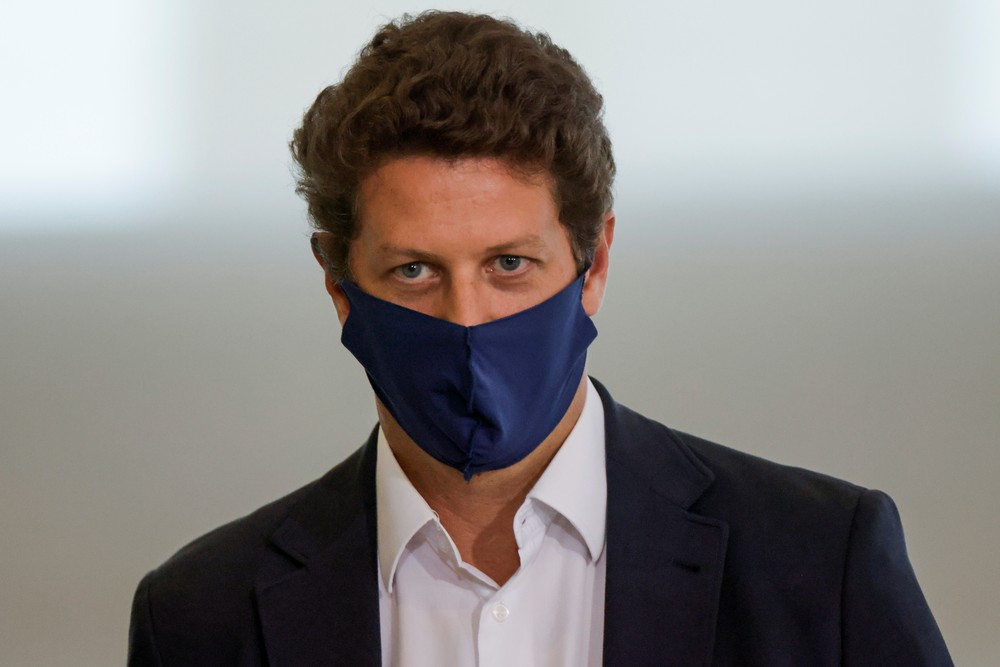 Cai o ministro Ricardo Salles, do Meio Ambiente