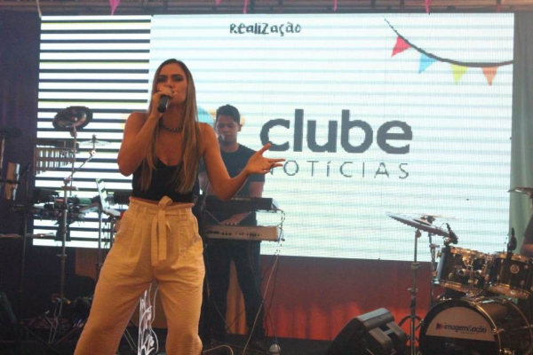 Lili Araújo é a principal atração musical deste sábado no Cidade Junina