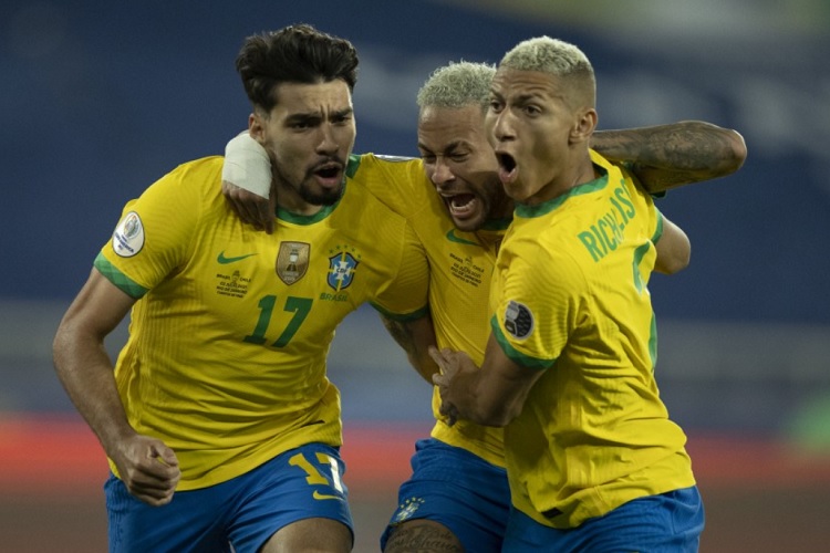 Brasil bate o Chile e segue na Copa América