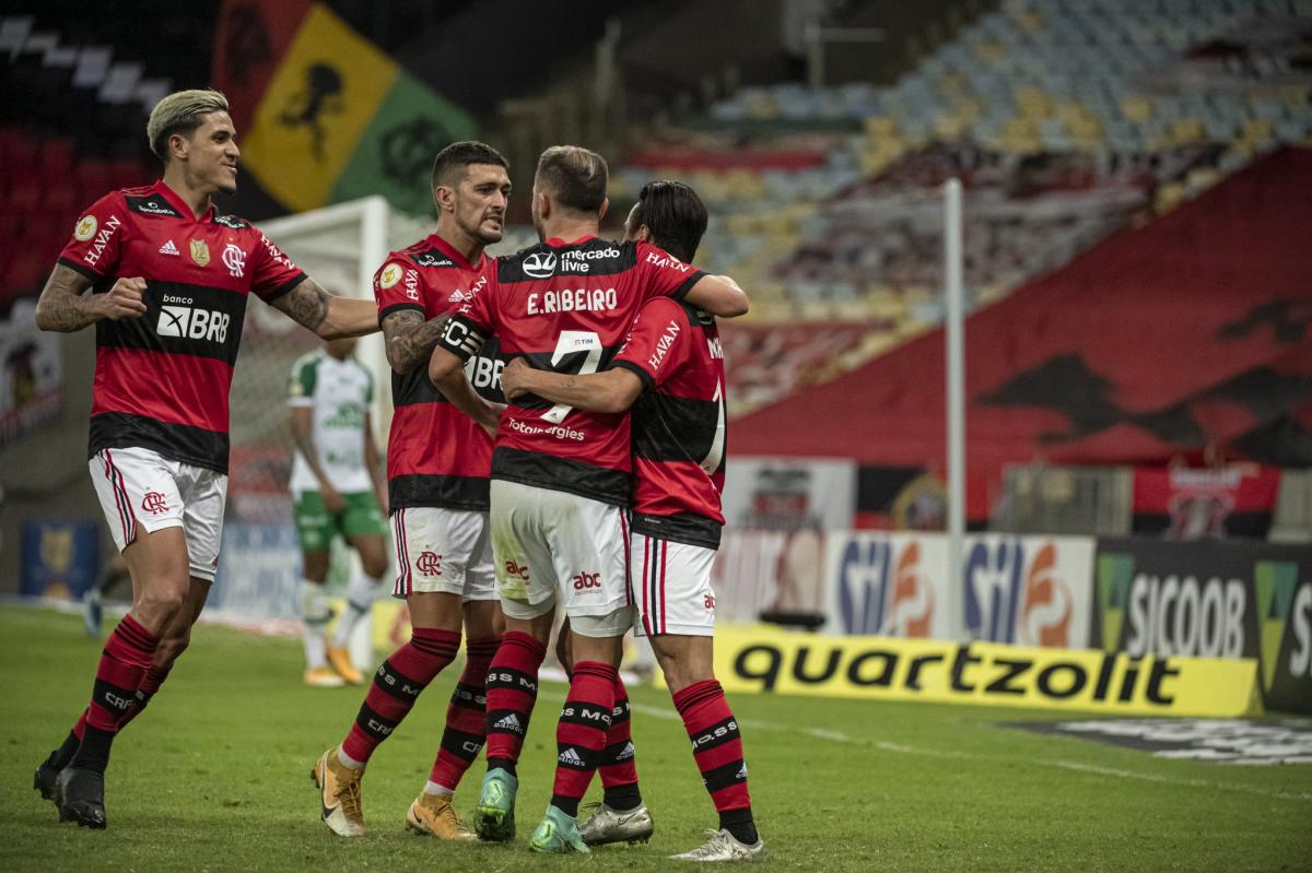 Flamengo vira contra a Chapecoense e volta a vencer no Brasileirão