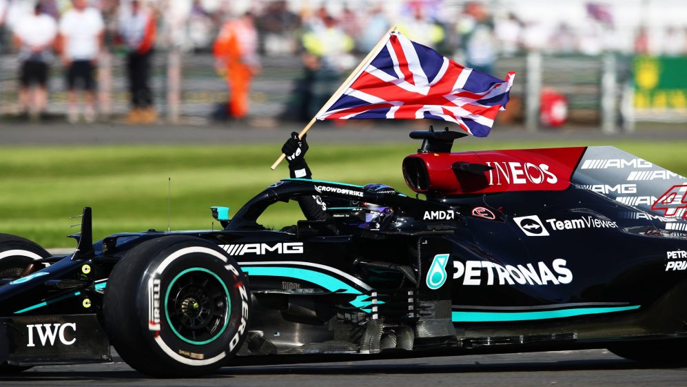 Em dia de acidente com Verstappen e punição, Hamilton ganha a 8ª em Silverstone