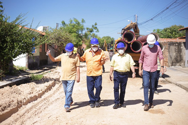 Prefeito de Teresina, Dr. Pessoa, visita obras de saneamento na zona Norte