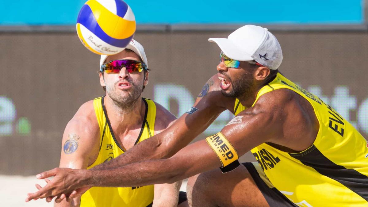 Evandro e Bruno Schmidt seguem invictos no vôlei de praia