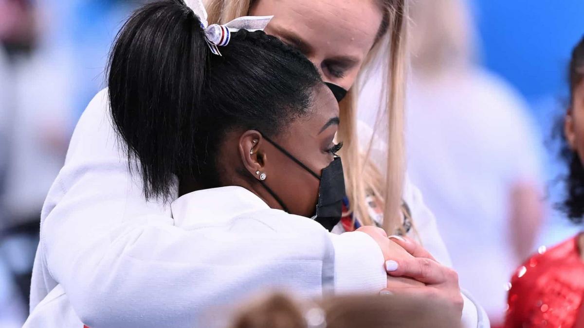 Simone Biles é retirada de final por equipes na ginástica e vive drama em Tóquio