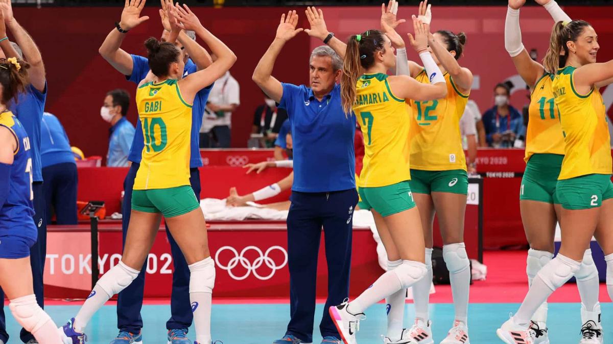 Brasil vence Japão e se firma em segundo no vôlei feminino; Macris se machuca