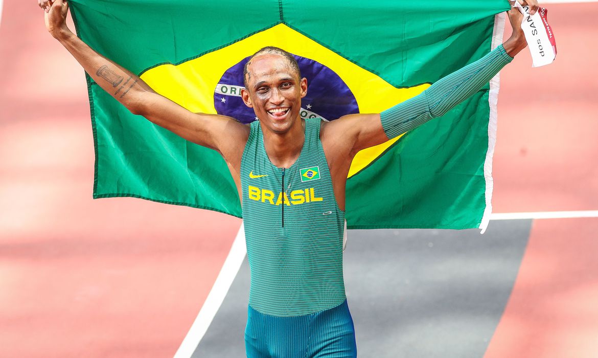 Alison dos Santos conquista medalha de bronze nos 400 m com barreiras