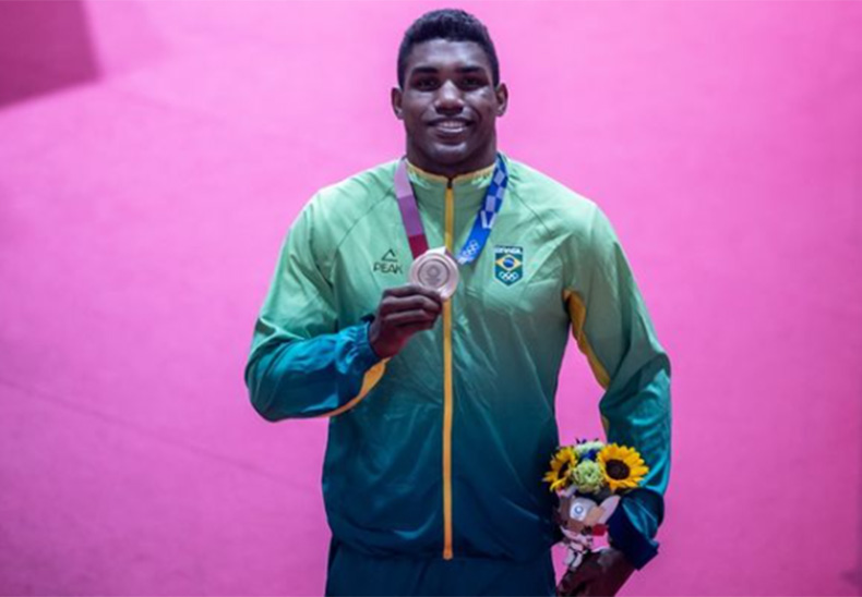 Abner Teixeira recebe primeira de três medalhas do boxe brasileiro
