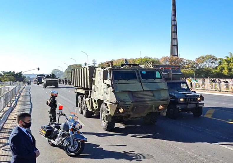 Bolsonaro e ministros prestigiam desfile de blindados militares na Esplanada