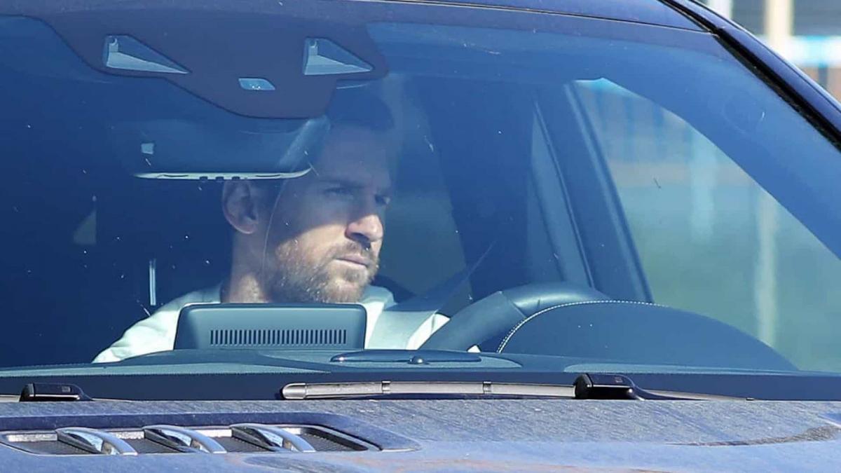 Pai de Messi confirma transferência para o PSG; craque argentino viaja a Paris