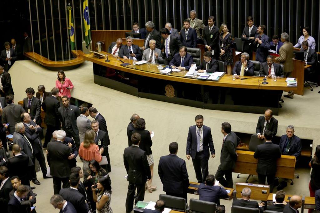 Câmara aprova texto-base da reforma eleitoral; cai o Distritão e volta as coligações