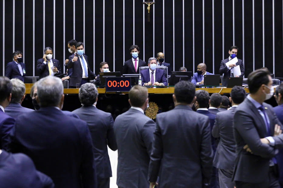 Parlamentares articulam manobra para liberar R$ 7 bilhões a partidos em 2022