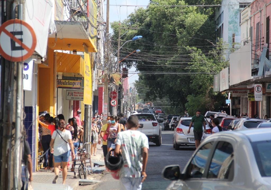 Governo libera shoppings até 22h e mantém toque de recolher
