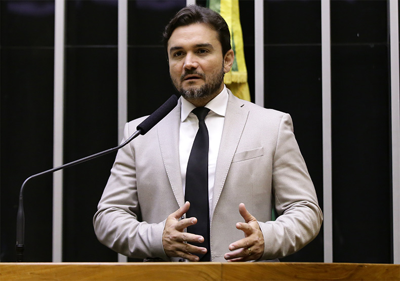 Relator não cede a pressões e diz que manterá texto da reforma do IR, que pode ser votado nesta terça