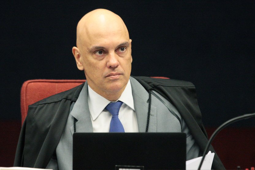 Moraes afasta delegado que investigava suposta interferência de Bolsonaro na PF