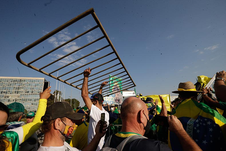 Manifestantes bolsonaristas furam bloqueio na Esplanada dos Ministérios