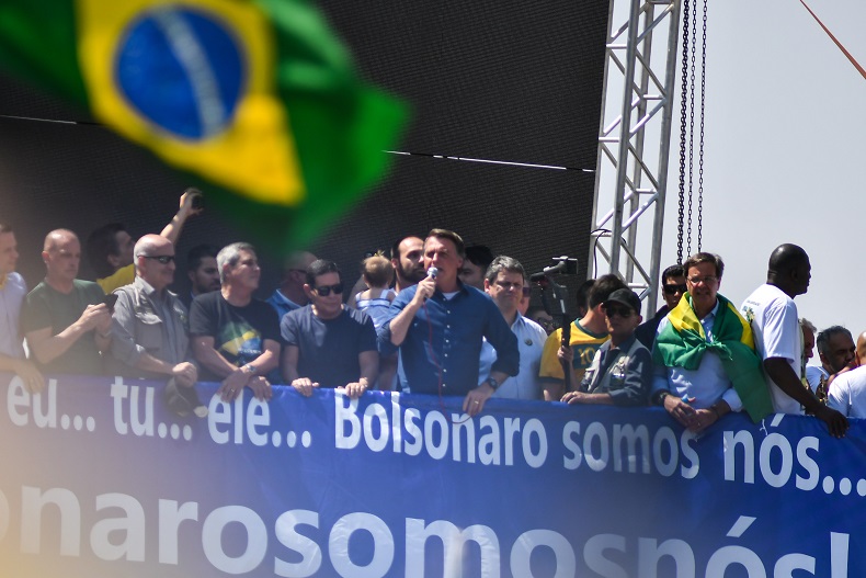 Bolsonaro ameaça STF durante ato com apoiadores em Brasília