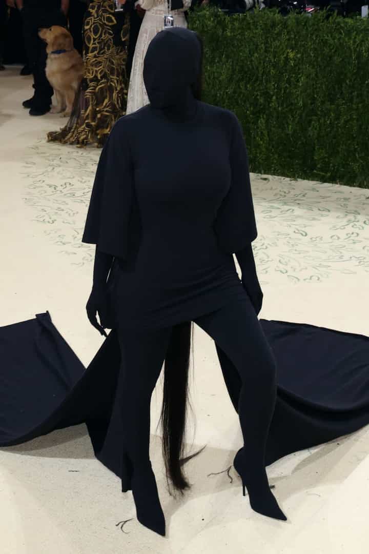 Com o rosto coberto e de preto dos pés à cabeça, Kim Kardashian vira meme