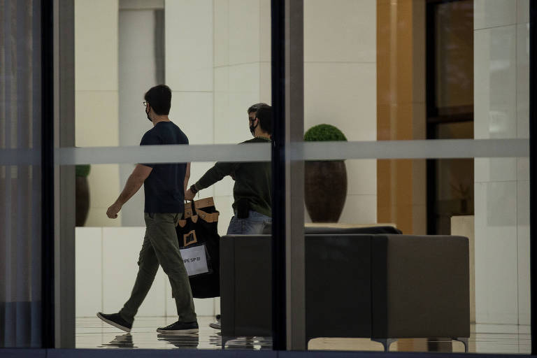 Empresa que intermediou contrato de vacina é alvo de operação da PF