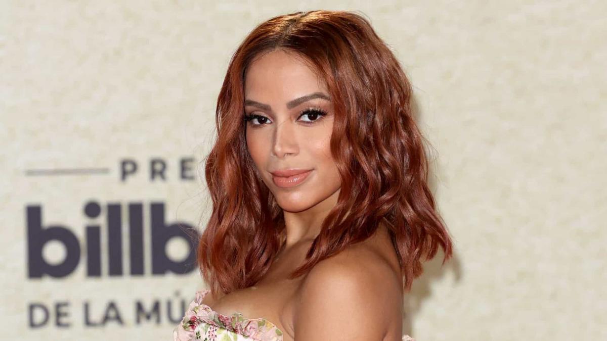 Billboard Latin Music Awards: Anitta aparece ruiva no tapete vermelho