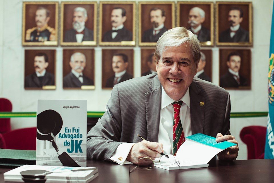 Ex-governador Hugo Napoleão é eleito para Academia Brasiliense de Letras