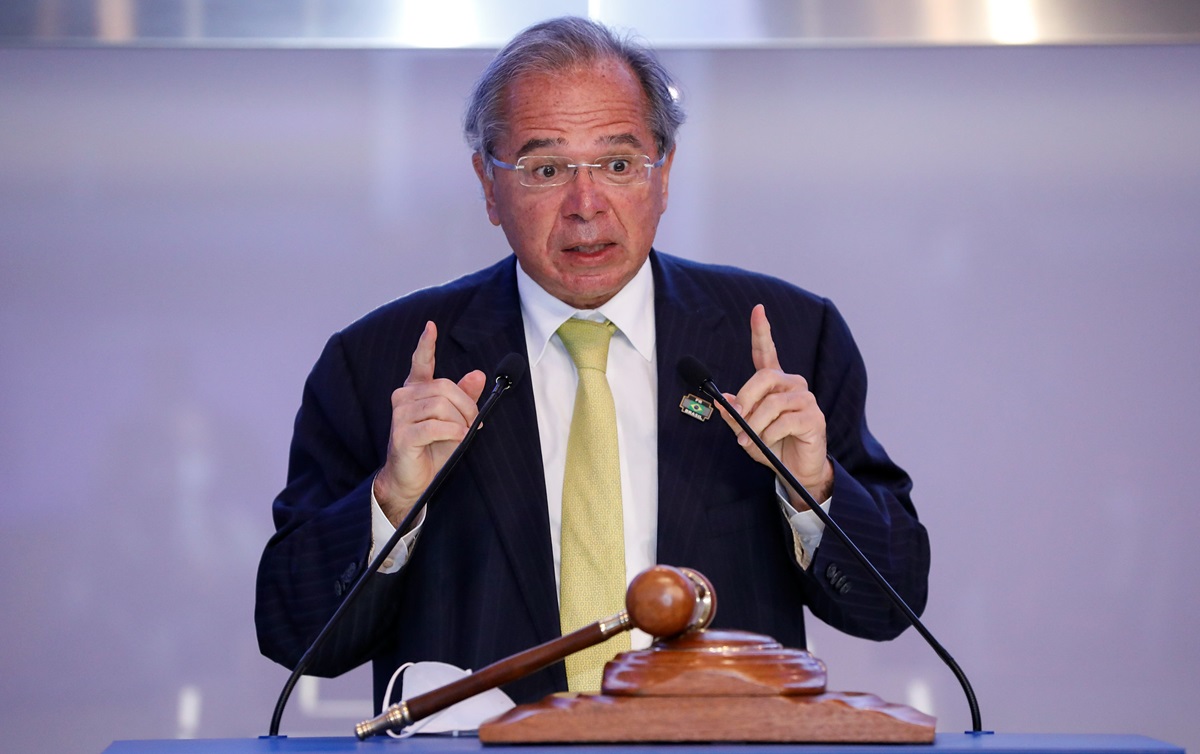 Paulo Guedes é contra prorrogar o Auxílio Emergencial até o ano que vem
