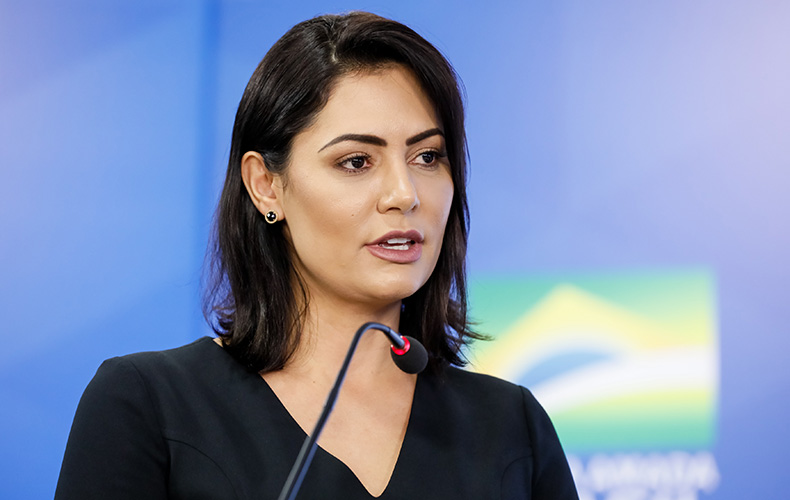 Prefeito de NY reage ao descobrir que Michelle Bolsonaro se vacinou nos EUA