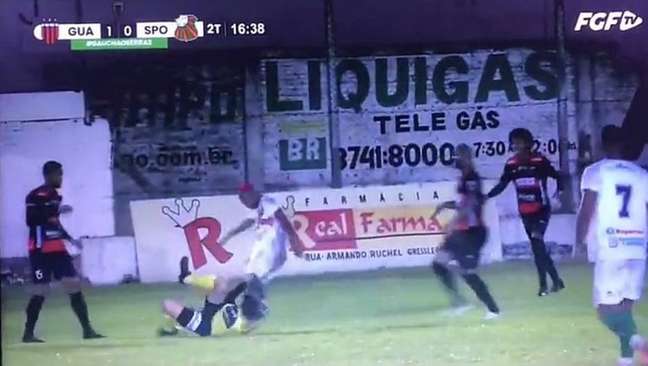 Árbitro é agredido com chute na cabeça por jogador e fica desacordado em jogo