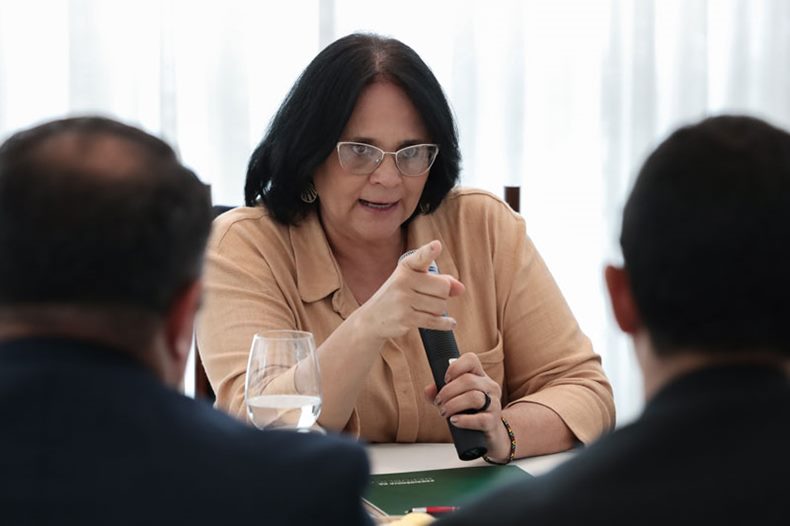 Após veto de Bolsonaro, Damares anuncia programa para distribuição de absorventes
