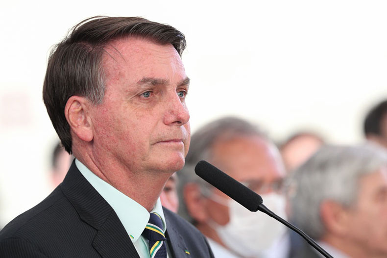 Bolsonaro diz que chora sozinho no banheiro de casa e que Michelle nunca viu