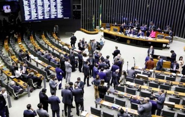 Congresso deve votar veto de Bolsonaro a distribuição de absorventes