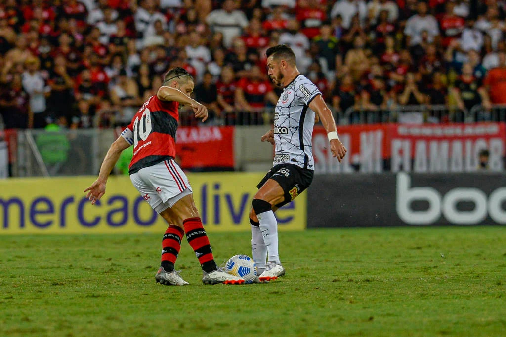 Flamengo vence o Corinthians no Maracanã com gol nos acréscimos