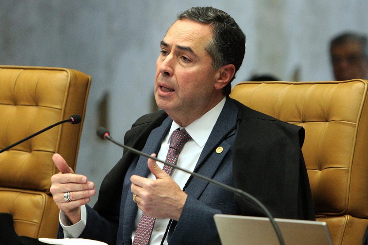 Ministro Roberto Barroso pede manifestação do governo sobre passaporte da vacina