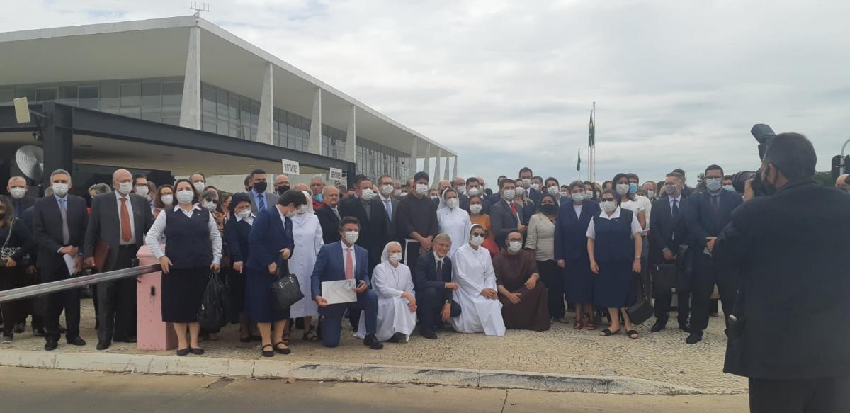 Representantes de Santas Casas e hospitais filantrópicos realizam ato para cobrar o governo federal para o repasse emergencial