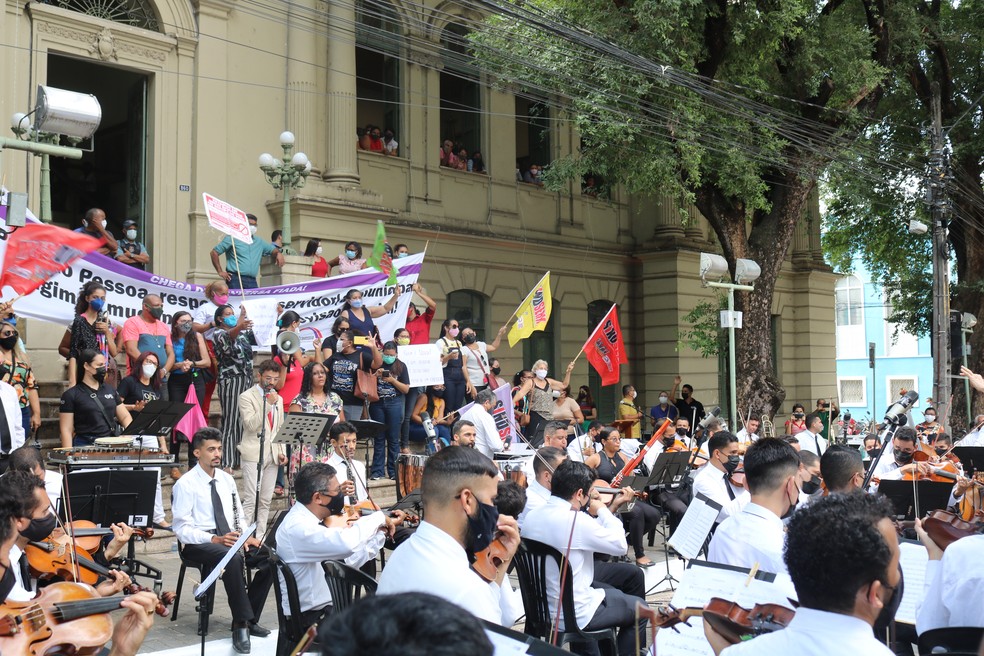 Vice-prefeito de Teresina, Robert Rios, manda beijo para professores durante protesto