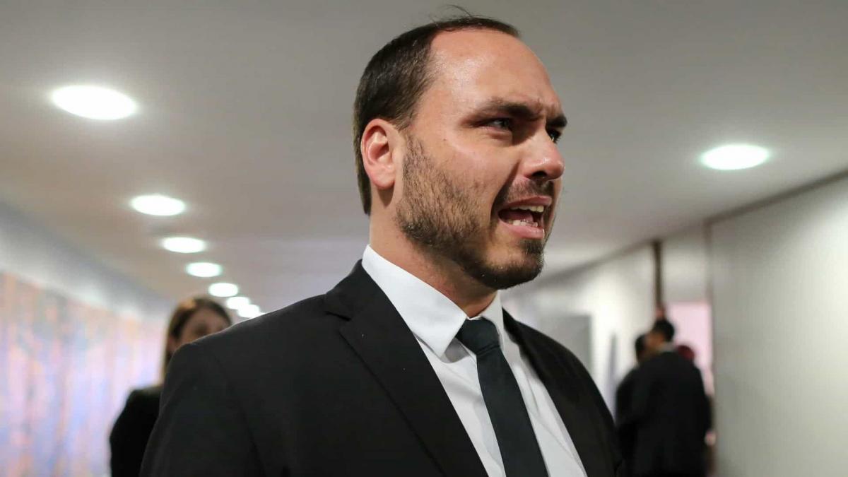 Carlos Bolsonaro explora passado de Alckmin e espalha vídeo com ataques a Lula