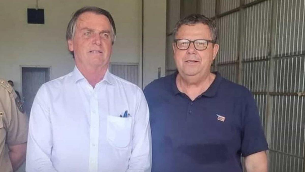 Deputado que esteve com Bolsonaro em SC recebe diagnóstico de Covid