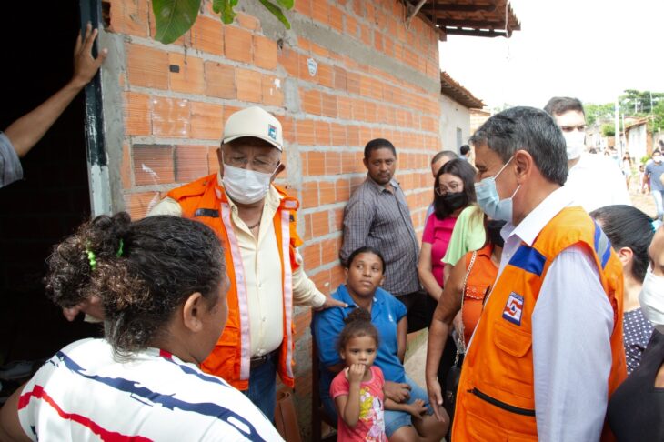 Wellington Dias visita áreas afetadas por enchentes na zona norte de Teresina