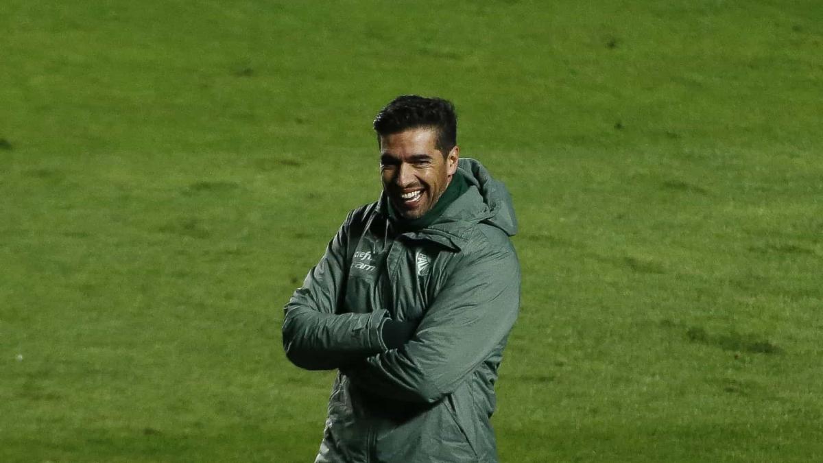 Abel se espelha em seleção pentacampeã para escalar Palmeiras com 3 defensores
