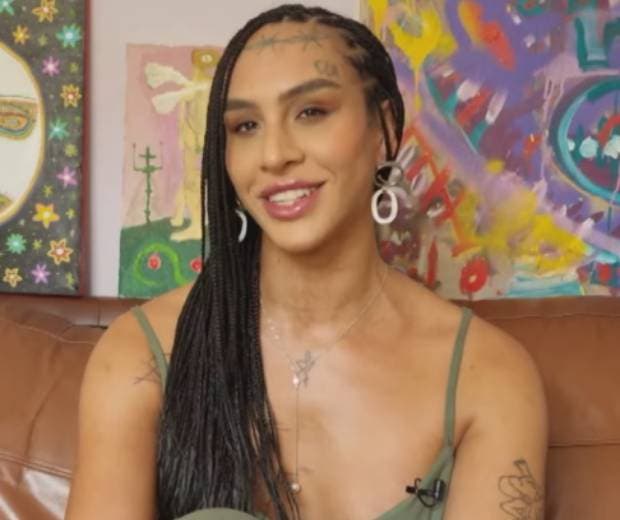 Tadeu dá lição ao vivo sobre Linn da Quebrada: ‘Ela’