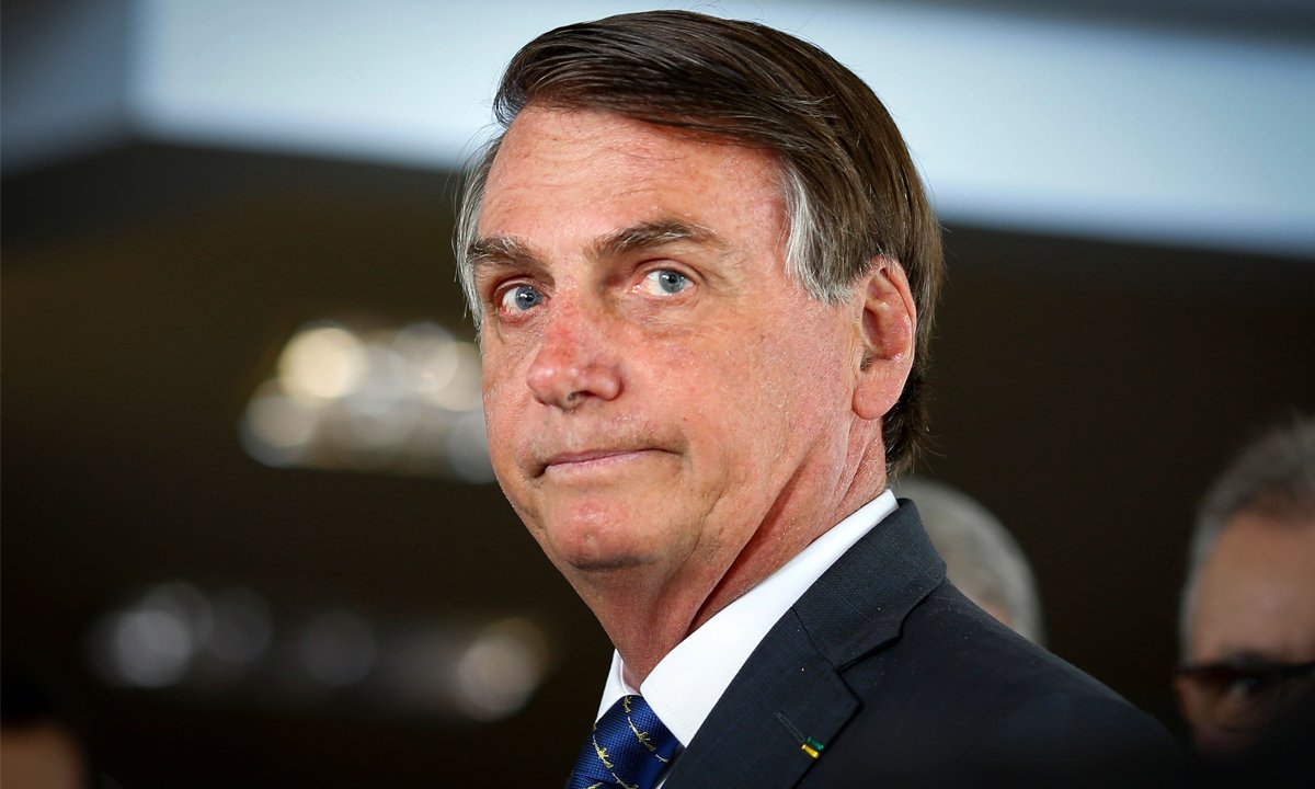 Bolsonaro diz que vai 'seguir a lei' que permite reajuste de 33% a professores