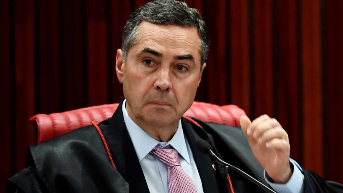 Barroso afirma que Bolsonaro auxiliou 'milícias digitais' ao vazar inquérito