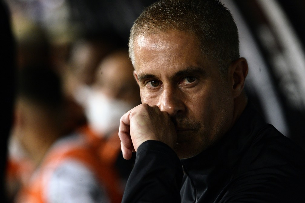Corinthians demite Sylvinho após derrota para o Santos na Arena