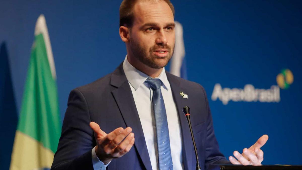 Twitter bloqueia conta de Eduardo Bolsonaro, admite erro e volta atrás