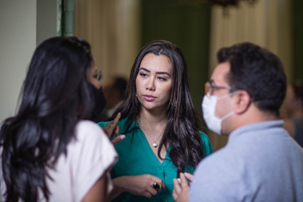 Por iniciativa de Fernanda Gomes, prefeito de Teresina assina projeto que beneficia professores da rede pública