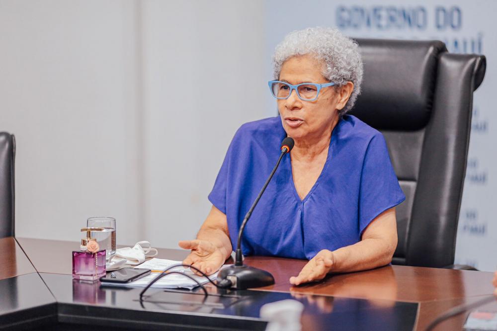 Governadora Regina Sousa assina decreto que desobriga uso de máscaras no Piauí