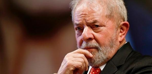 Lula diz em livro que está pronto para ser preso